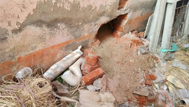 Attempt to crack at Ashti's rural bank in Gadchiroli district; Wall breaks | गडचिरोली जिल्ह्यातल्या आष्टीच्या ग्रामीण बँकेत दरोड्याचा प्रयत्न; भिंत फोडली