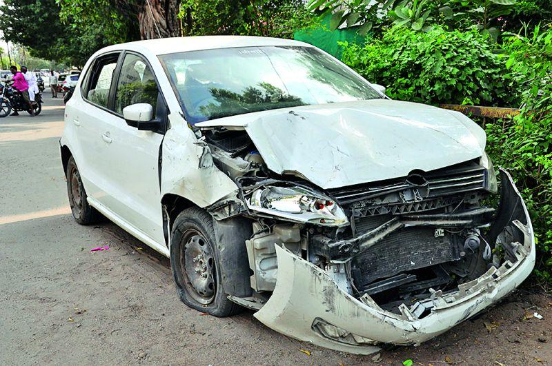 Love triangle! Young woman crushed by car in Nagpur | नागपुरात एकतर्फी प्रेमातून तरुणीला कारने चिरडले