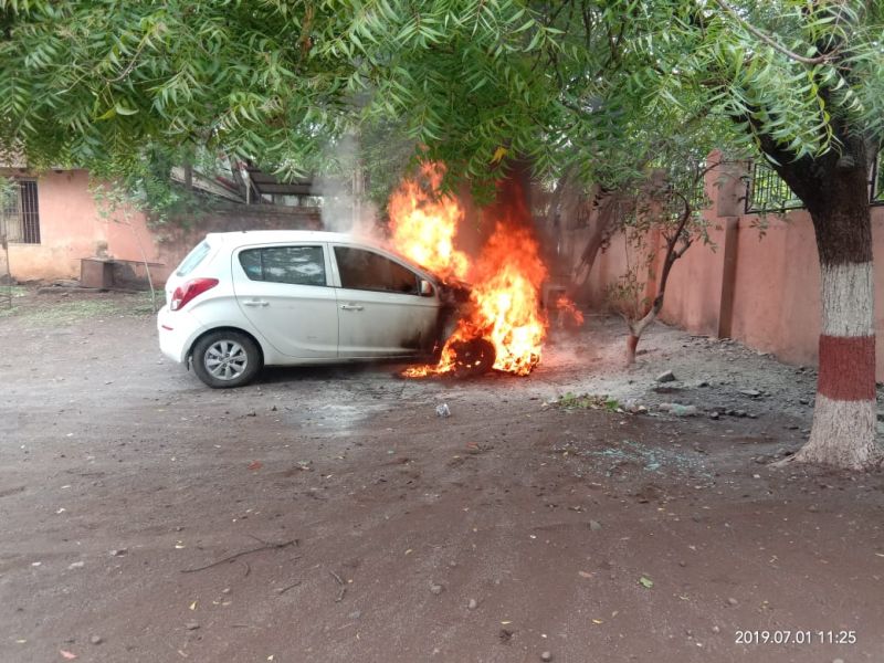 'Burning Car' at Amravati District Sessions Court | अमरावती जिल्हा सत्र न्यायालय परिसरात ‘बर्निंग कार’