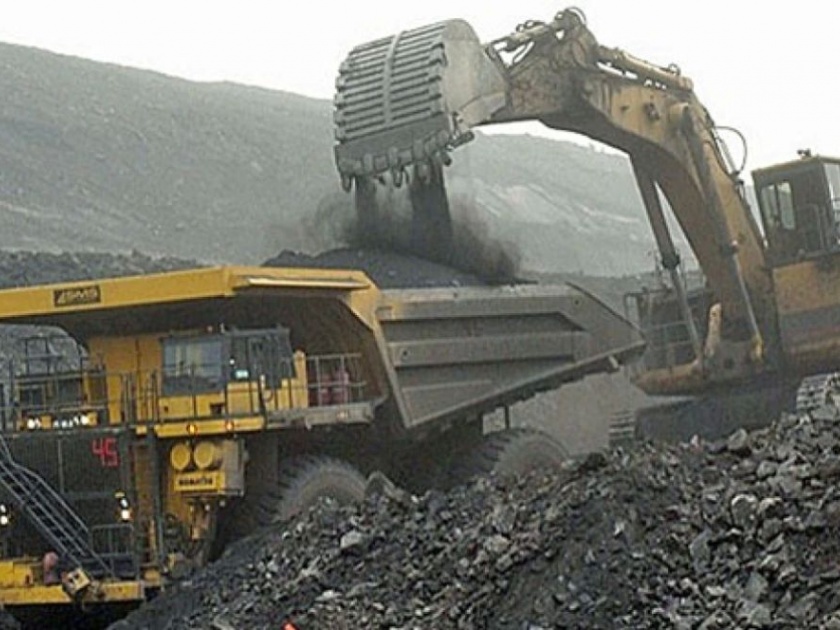 Accident! The collapse of soil in coal mine in Chandrapur | अपघात ! चंद्रपुरातील कोळसा खाणीत मातीचा ढिगारा कोसळला; अनेक कामगार दबल्याची भीती
