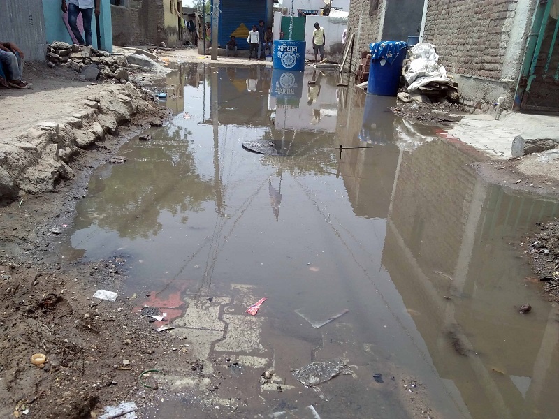 Straw drains on roads in Vadgaon | वडगावात रस्त्यावर साचले सांडपाण्याचे तळे