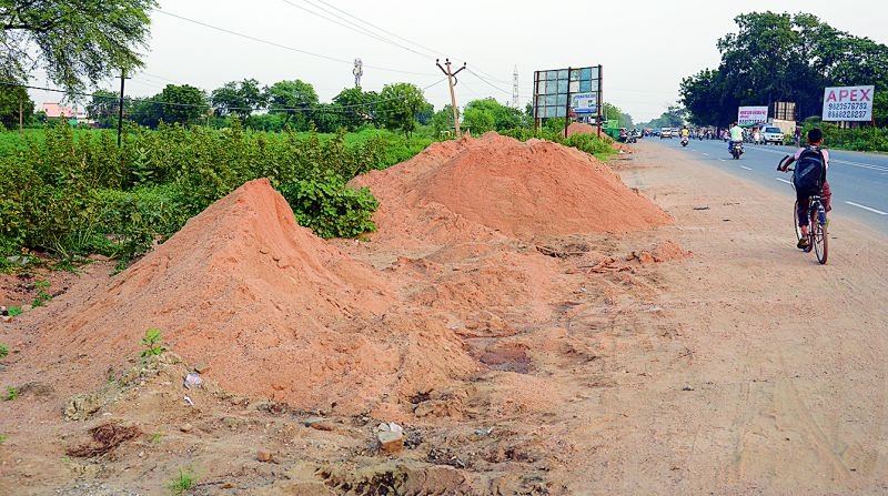 Officers involves in sand trafficking in Nagpur | नागपुरात रेती तस्करीत अधिकाऱ्यांची साथ