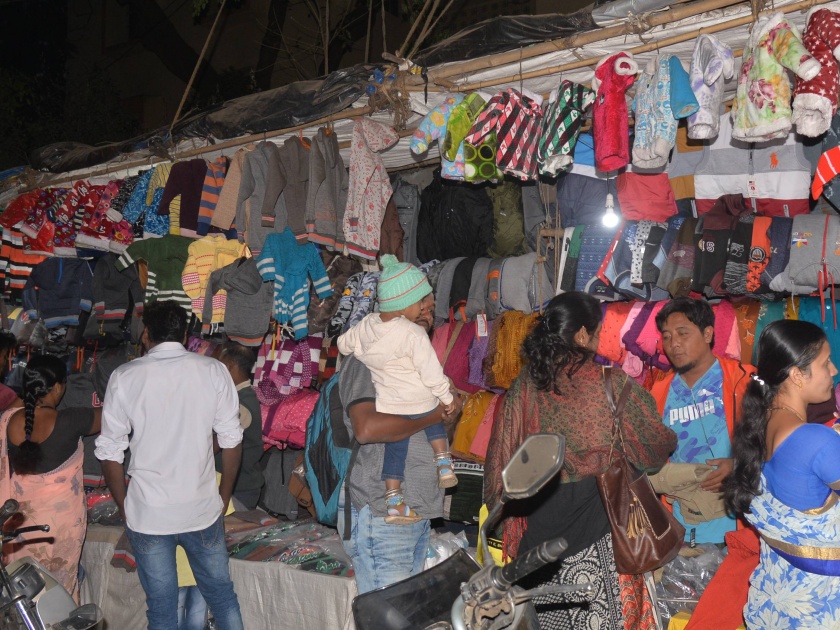 Kolhapur: Increase in cold clothes, increase crowd of Dussehra customers due to cold weather | कोल्हापूर : थंडी वाढल्याने उबदार कपडे विक्रीत वाढ, दसरा चौकात ग्राहकांची गर्दी