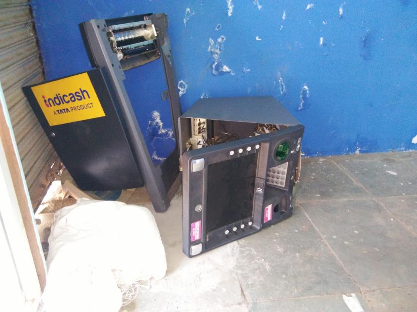  Lump ATM device with 1.5 lakh cash in demand | मांगलेतील दीड लाखाच्या रोकडसह एटीएम यंत्र लंपास ;चोरीसाठी जीपही पळवली
