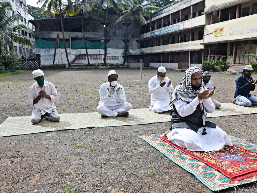 Goat Eid prayers in the presence of five Muslim brothers | पाच मुस्लिम बांधवांच्या उपस्थितीत बकरी ईदची नमाज पठण