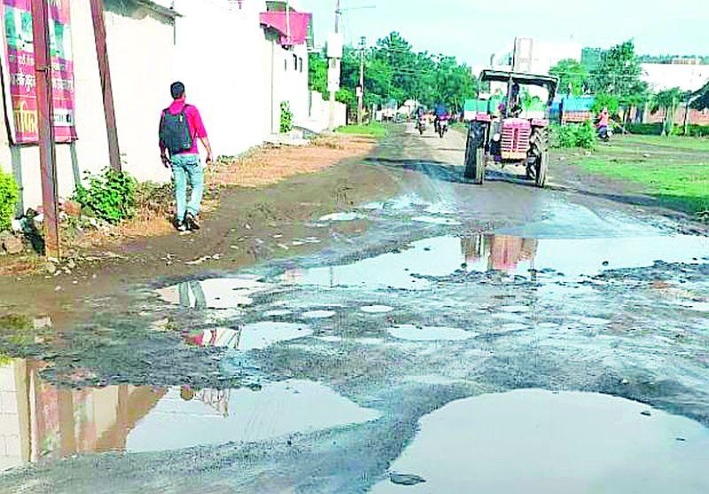Old Road is Damage in locality | जुने बायपासनजीकच्या वस्त्यांतील रस्त्यांची दैना