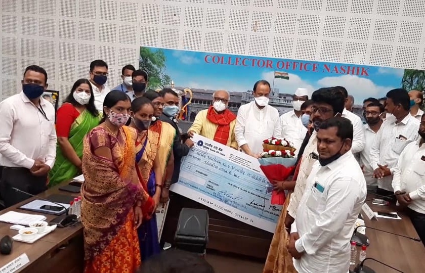 Award to Avankhed Gram Panchayat | अवनखेड ग्रामपंचायतीला पुरस्कार प्रदान