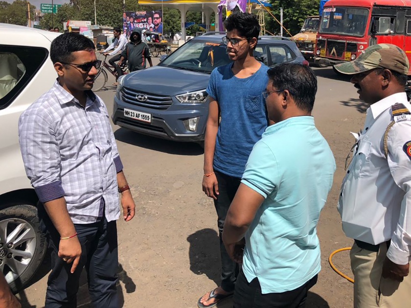 The district collector, ignoring the traffic in Beed, told the traffic police | बीडमध्ये चौकात दुर्लक्ष करणाऱ्या वाहतूक पोलिसाला जिल्हाधिकाºयांनी सुनावले
