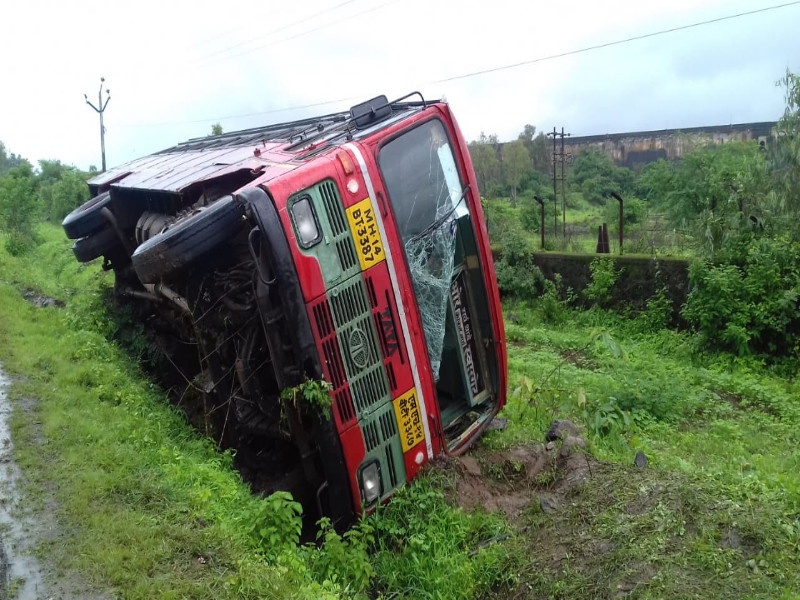 The ST bus accident due to the loss of driver's control at Bhor | भोर येथे चालकाचे नियंत्रण सुटल्यामुळे एसटी बस पलटी 