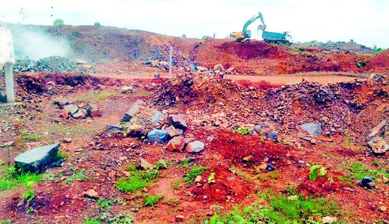Danger by illegal excavation of a Khedepar hill | खेडेपार टेकडीच्या अवैध उत्खननाने धोका