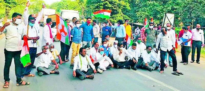 Block the road to Bhandara by Congress | भंडारात काँग्रेसतर्फे रस्ता रोको