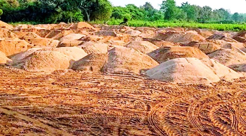 Gudegaon, Bhojapur, Dhanori Ghat is a haunt of sand smugglers | गुडेगाव, भोजापूर, धानोरी घाट ठरताेय रेती तस्करांचा अड्डा