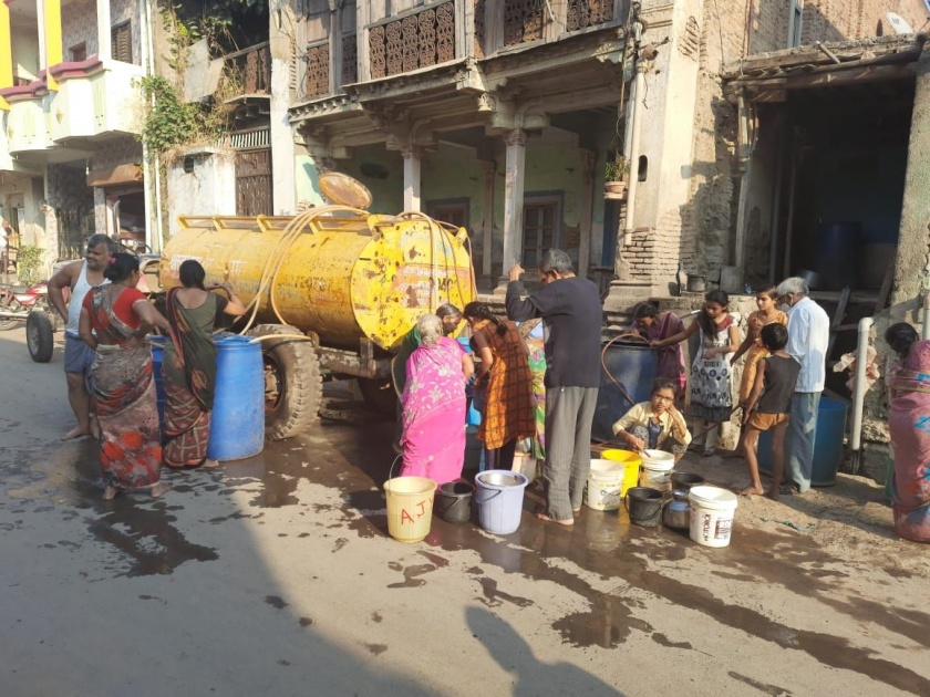 Water to Dharangaon by tanker in winter | धरणगावला ऐन हिवाळयात टँकरने पाणी