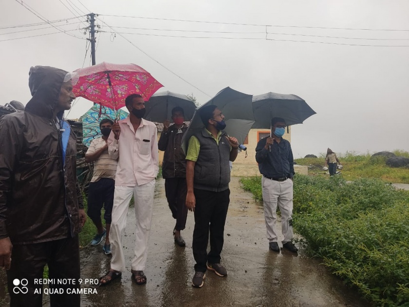 Tehsildars reached Chavaneshwar after crossing a difficult road in torrential rains | मुसळधार पावसात खडतर रस्ता पार करुन तहसीलदारांनी गाठले चवणेश्वर