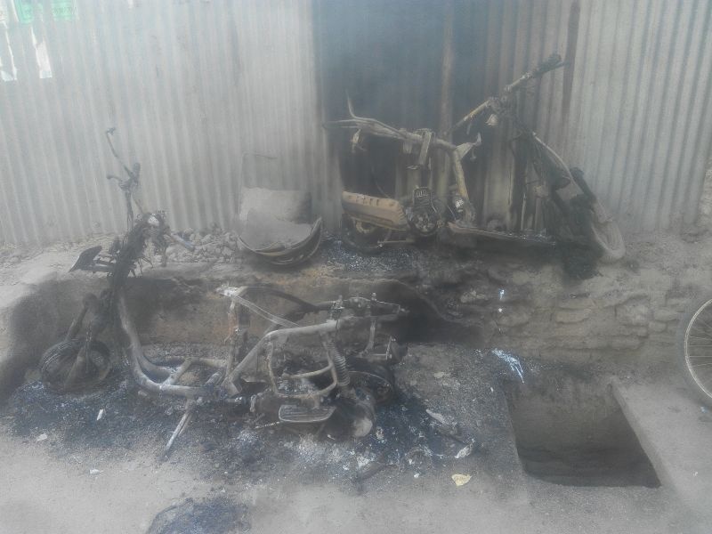 Three bikes were burnt in Chopra city and one car broke | चोपडा शहरात तीन दुचाकींची जाळपोळ तर एका कारच्या फोडल्या काचा