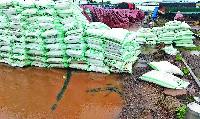 Hundreds of tons of fertilizer were found on the merchandise | मालधक्क्यावर शेकडो टन खत भिजले