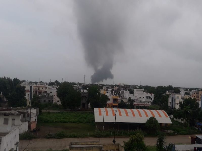 Order to evacuate adjoining Waghadi village with the possibility of a major explosion at the chemical factory | केमिकल फॅक्टरीत मोठ्या स्फोटाच्या शक्यतेने लगतचे वाघाडी गाव खाली करण्याचे आदेश