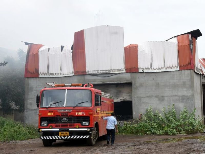 Dhule MIDC fires two shops | धुळे एमआयडीसीत दोन दुकानाला आग