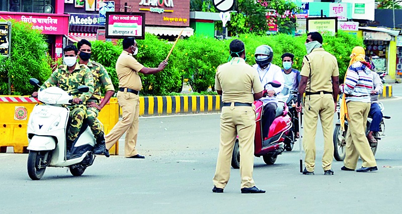 Action against wife for taking double seat; Why not on Solapur city police? | पत्नीला डबलसीट घेऊन जाणाºयावर कारवाई; सोलापूर शहर पोलिसांवर का नाही ?