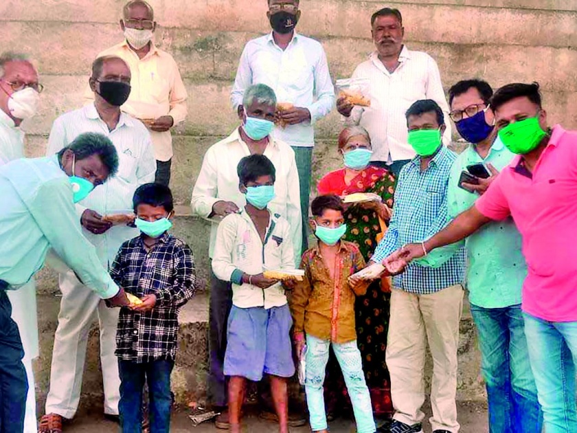 Distribution of Faral and Masks to the deprived | वंचितांना फराळ अन‌् मास्कचे वाटप