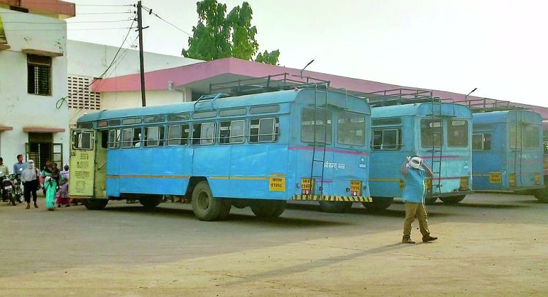 Half passengers in Nagpur buses | नागपूर बसेसमध्ये निम्मेच प्रवाशी