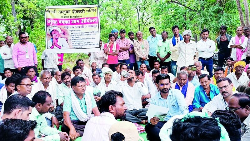 Chakkajam agitation of farmers near Jhankargondi | झंकारगोंदीजवळ शेतकऱ्यांचे चक्काजाम आंदोलन