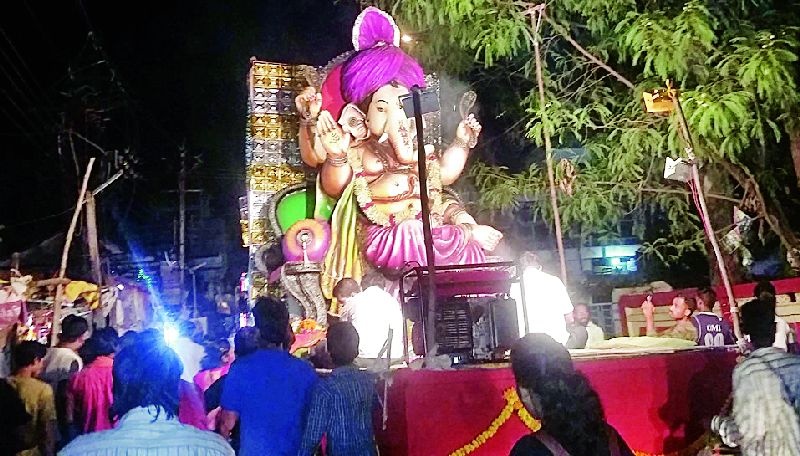 Ganapati arrived this year only from the pit | यंदाही गणरायाचे आगमन खड्ड्यातूनच