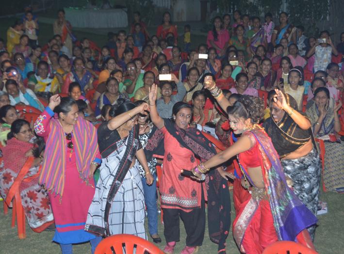 Women's storm surge in the Lavani program | एकापेक्षा एक अप्सरा : लावणी कार्यक्रमाला महिलांची तुफान गर्दी