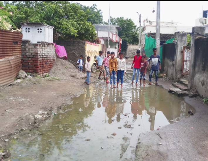 Shaggar water in the streets in Shahagad | शहागडमध्ये रस्त्यावर अस्वच्छ पाणी