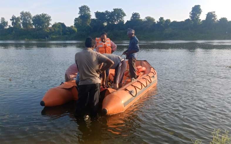 Fisherman disappeared in Purna river basin | पूर्णा नदीपात्रात मच्छीमार बेपत्ता