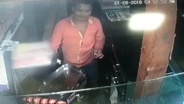 Theft in 4 shops in Mantha | मंठा येथे चार दुकाने फोडली; ७० हजारांचा मुद्देमाल लंपास