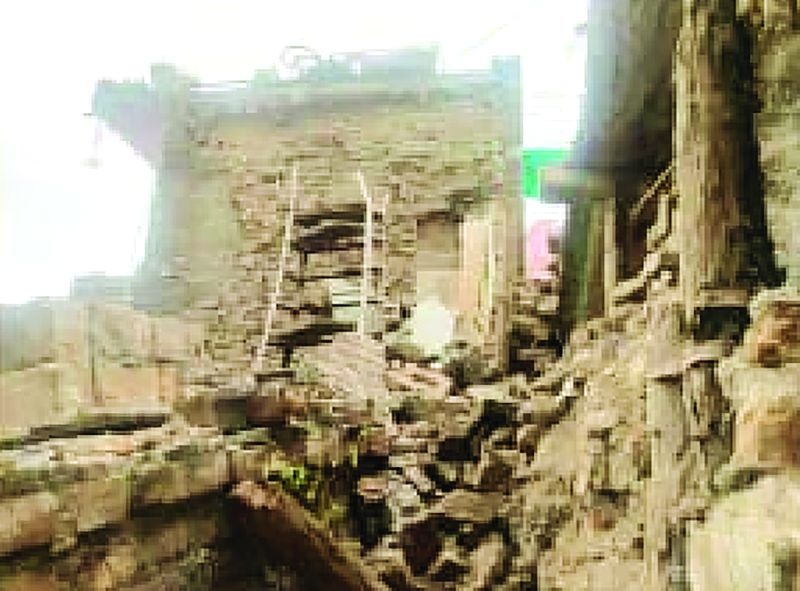 Building collapsed in Khamgaon | खामगावात शिकस्त इमारत कोसळली!