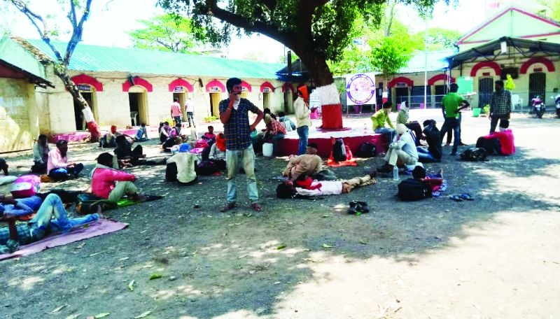 51 persons trying to migrate detain in khamgaon | स्थलांतरणाच्या प्रयत्नात असलेल्या ५१ जणांना केले स्थानबध्द!