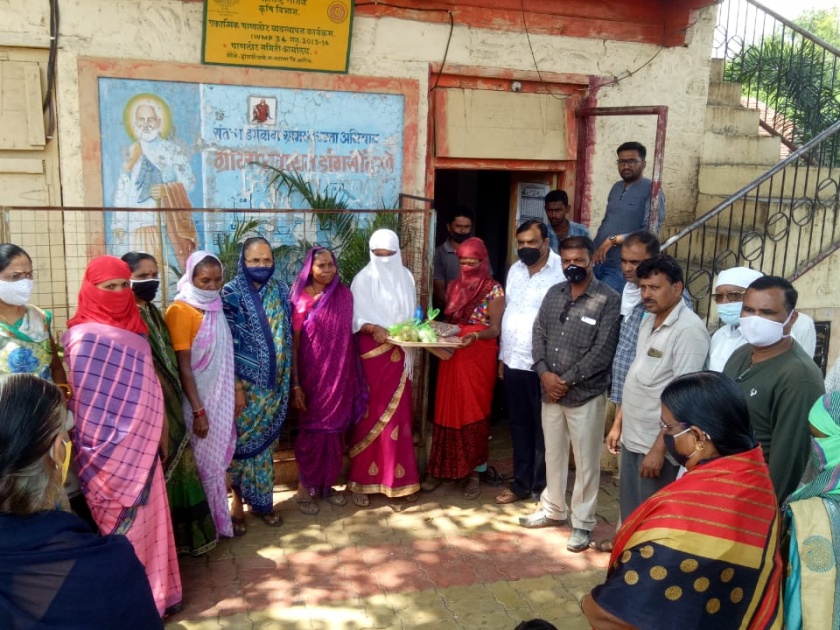 Distribution of a handful of nutritious food on behalf of Dangsaudane Gram Panchayat | डांगसौदाणे ग्रामपंचायतीच्यावतीने एक मुठ पोषण आहाराचे वाटप
