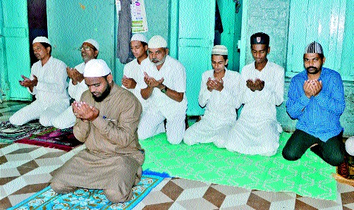 Celebrate Goat Eid by offering Namaz from house to house in Malegaon | मालेगावी घरोघरी नमाज अदा करून बकरी ईद साजरी