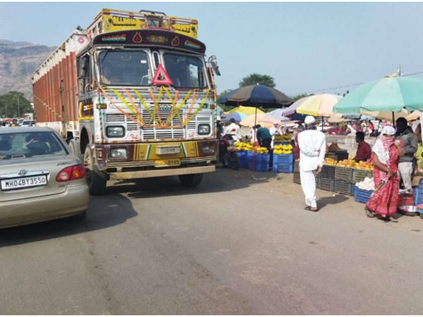 Encroach on Chandwad's weekly market | चांदवडच्या आठवडी बाजारात अतिक्रमणाचा विळखा