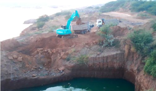 Illegal extraction of secondary minerals near the bridge | पुलाजवळ अवैधरित्या गौणखनिजाचा उपसा