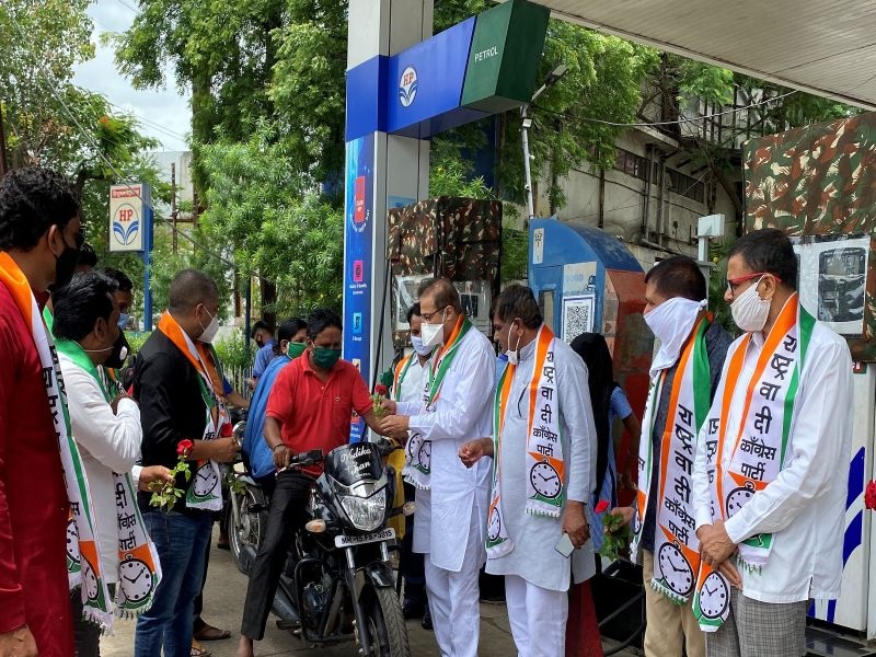 Gandhigiri of NCP in Nashik against fuel price hike | इंधन दरवाढीच्या विरोधात नाशकात राष्ट्रवादी कॉँंग्रेसची गांधीगिरी