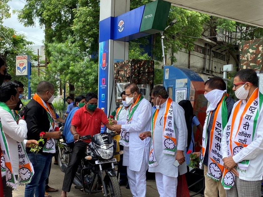 Gandhigiri against fuel price hike | इंधन दरवाढीविरोधात गांधीगिरी