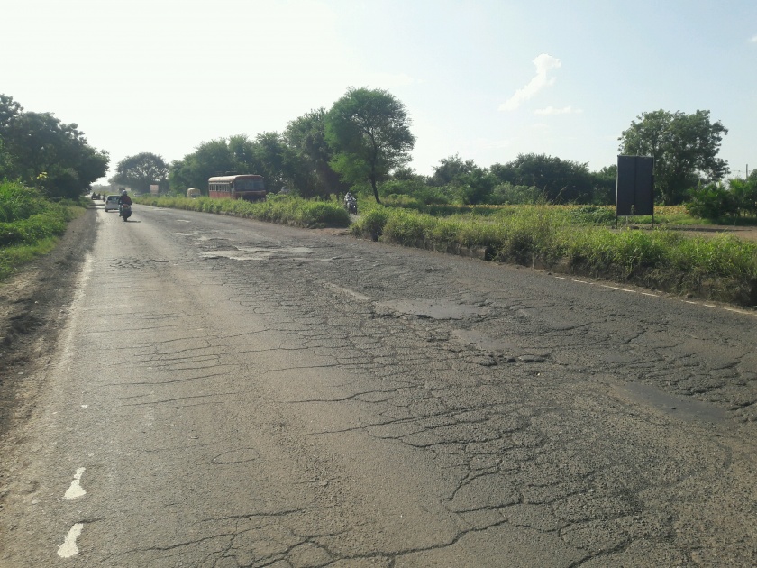 Demand for immediate filling of potholes on Nashik-Aurangabad road | नाशिक- औरंगाबाद रस्त्यावरील खड्डे त्वरीत बुजवण्याची मागणी