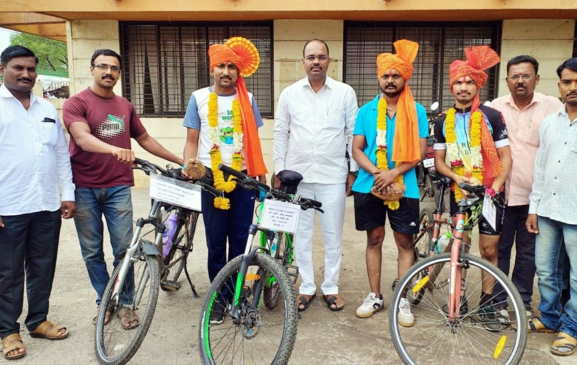 Parbhani: A cycle ride created for AIDS awareness | परभणी : एड्स जनजागृतीसाठी काढली सायकलवारी
