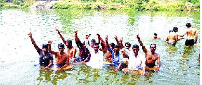 Demonstrations descending on the banks of the river Krishna in Sangli | सांगलीत कृष्णा नदीच्या पात्रात उतरून निदर्शने