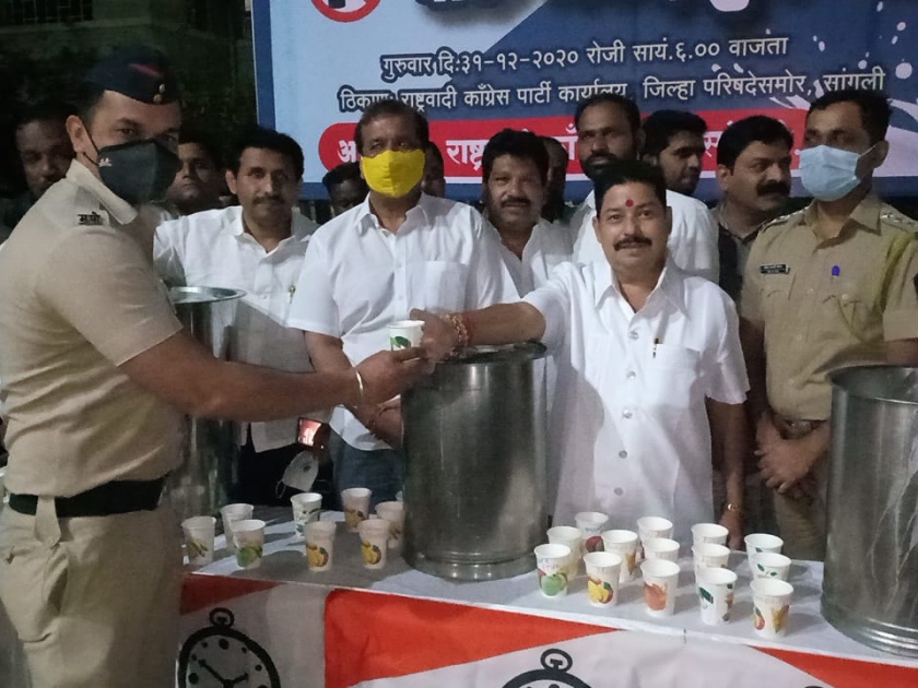 Sangli responds to NCP's No Drink No Milk initiative | सांगलीत राष्ट्रवादीच्या दारू नको दूध प्या उपक्रमास प्रतिसाद