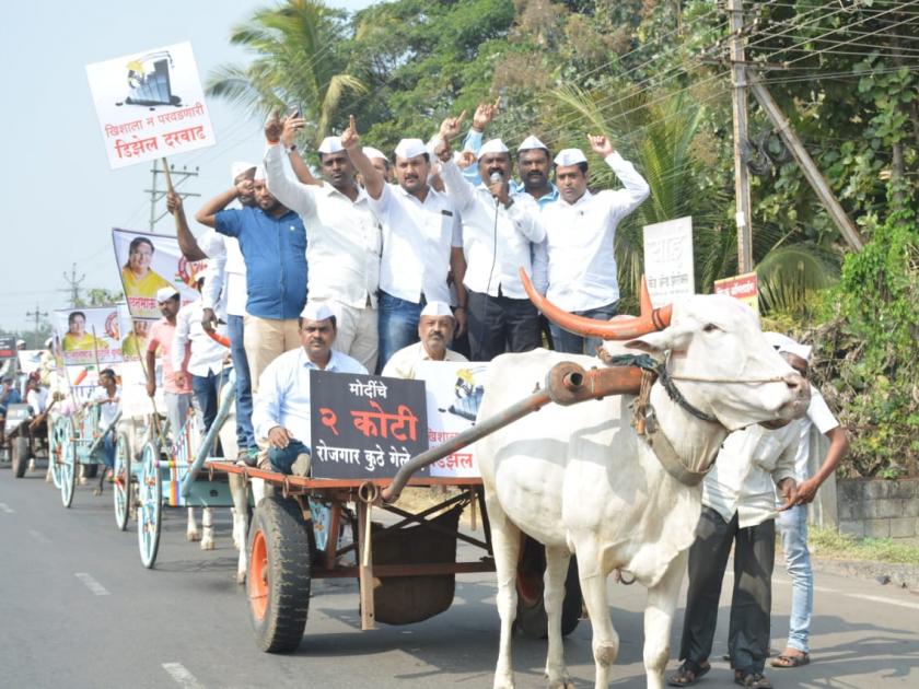 Bullock cart march against fuel price hike in Sangli | सांगलीत इंधन दरवाढीविरोधात बैलगाडी मोर्चा