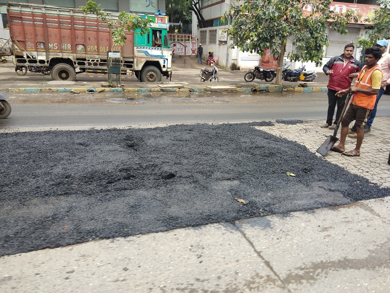 Rain concrete use to handle the potholes on the road | रस्त्यावरील खड्डे बुजविण्यासाठी आता रेन कॉंक्रीटचा वापर