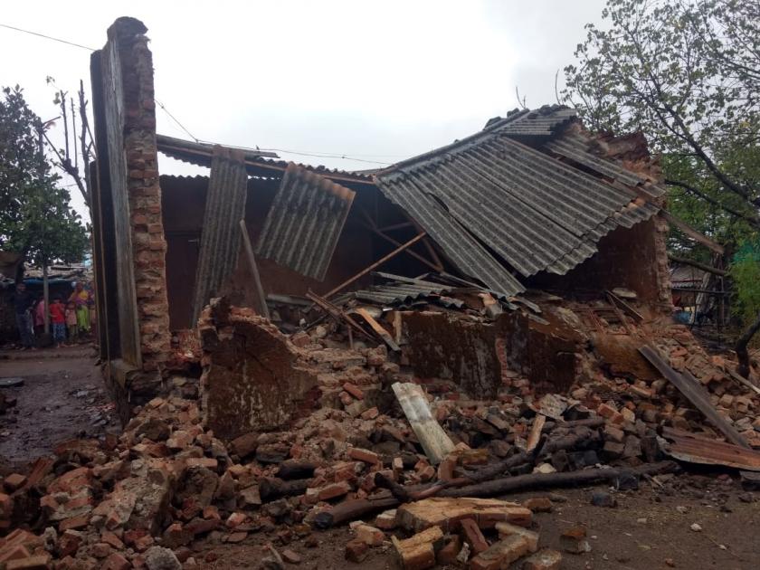Old Samaj Mandir collapsed at Trimbakeshwari Somnathnagar | त्र्यंबकेश्वरी सोमनाथनगरला जुने समाजमंदिर कोसळले