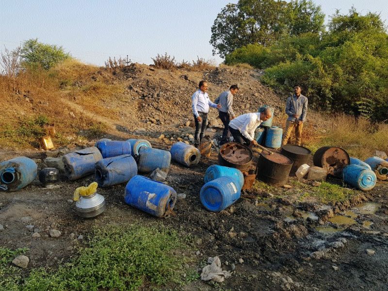  Illegal ammunition busts in the area along with Umraon | उमराणेसह परिसरात अवैध गावठी दारु भट््ट्या उध्वस्त
