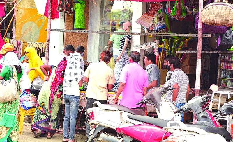 Violation of rules by shopkeepers at Washim | दुकानदारांकडून नियमांचे उल्लंघन!