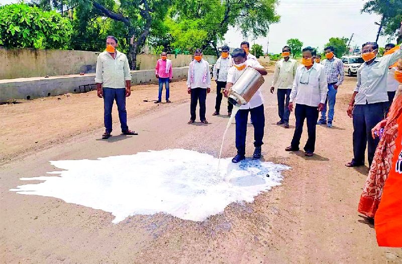 BJP's 'Milk Elgar' across the district | भाजपचा जिल्हाभरात ‘दूध एल्गार’