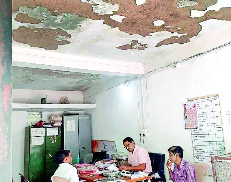 Ashti Talathi's office had a leak | आष्टीच्या तलाठी कार्यालयाला लागली गळती